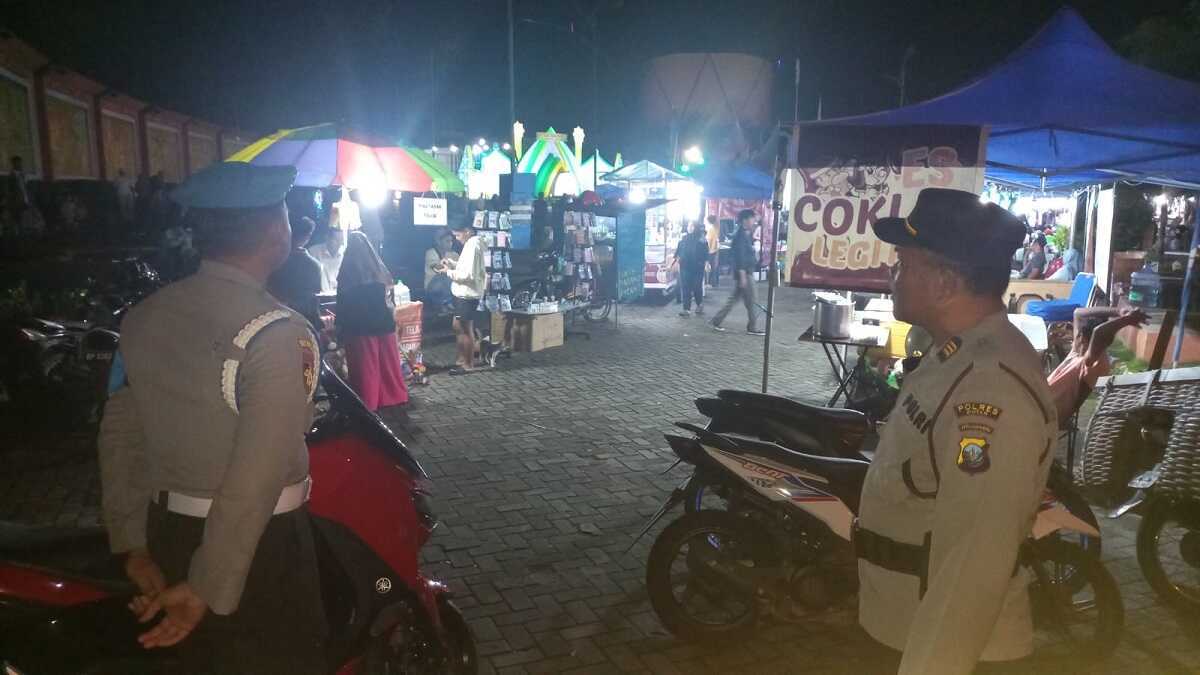 Personel Polres Bintan berjaga-jaga mengamankan di arena bazar MTQH ke-13 Kabupaten Bintan yang digelar di Kecamatan Bintan Timur, 22-26 April 2024. (foto: Humas Polres Bintan)