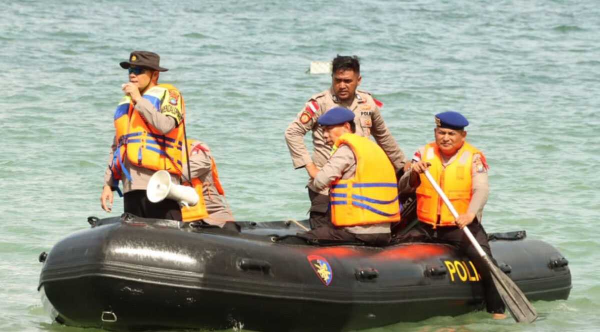 polres bintan siaga di pantai trikora Personel Polres Bintan siaga di perairan dengan perahu karet, sekaligus memberikan imbauan keselamatan kepada para pengunjung Pantai Trikora pada libur Lebaran Idul Fitri di Pantai Trikora, Sabtu (13/4/2024). (Foto: Humas Polres Bintan)