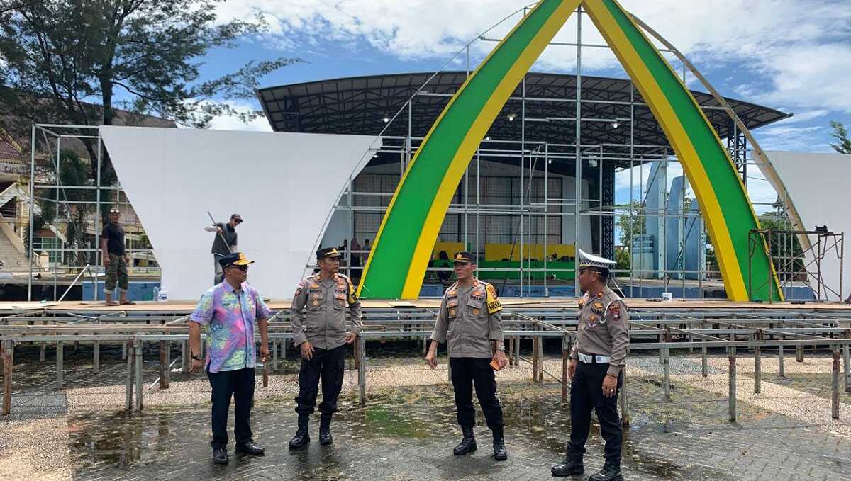 polres bintan siap amankan mtq Kabag Ops Polres Bintan AKP Monang P Silalahi (2 kanan) dan angggota meninjau arena MTQ XIII Kabupaten Bintan yang sedang dikerjakan, Kamis (18/4/2024) di Kecamatan Bintan Timur. (foto: Humas Polres Bintan)