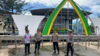 Kabag Ops Polres Bintan AKP Monang P Silalahi (2 kanan) dan angggota meninjau arena MTQ XIII Kabupaten Bintan yang sedang dikerjakan, Kamis (18/4/2024) di Kecamatan Bintan Timur. (foto: Humas Polres Bintan)