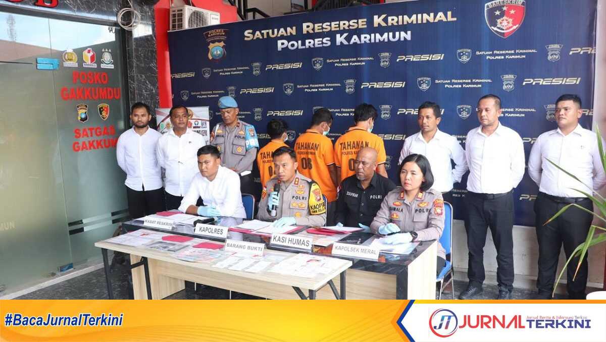 Kapolres Karimun AKBP Fadli Agus didampingi Kasat Reskrim AKP Gidion Karo Sekali (kiri), Kasihumas Ipda Zulfikar (2 kanan) dan Kapolsek Meral memberikan keterangan pers terkait penggagalan pengiriman PMI secara ilegal oleh Unit II Satreskrim di Pelabuhan Internasional, Tanjung Balai Karimun, Sabtu (27/4/2024). (foto: Humas Polres Karimun)