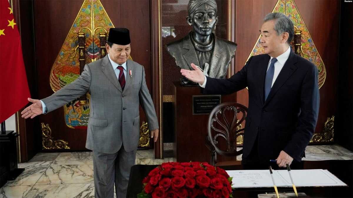 Menteri Pertahanan Prabowo Subianto bersama Menteri Luar Negeri Tiongkok Wang Yi usai menandatangani buku tamu saat pertemuan di Jakarta, 18 April 2024. (Foto: Achmad Ibrahim/Pool via REUTERS)