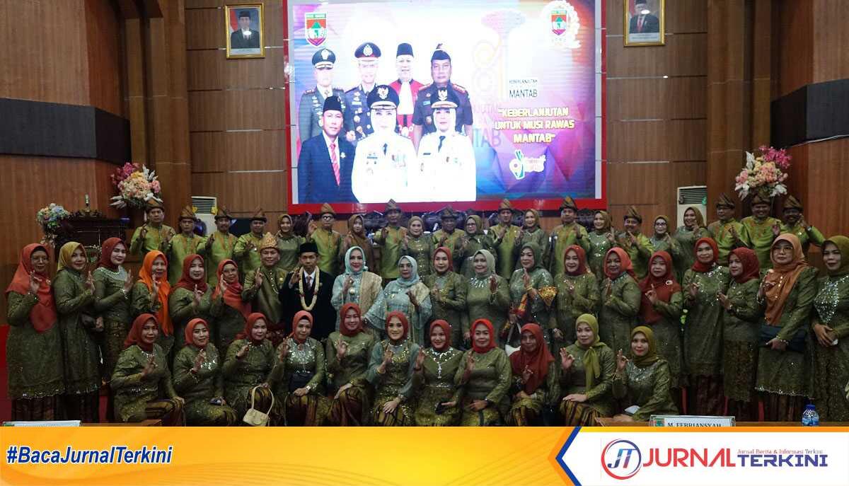 Foto bersama usai rapat paripurna HUT Kabupaten Musi Rawas ke-81 di Gedung DPRD Mura, Rabu (24/4/2024). (jurnalterkini.id/alam budi kesuma)