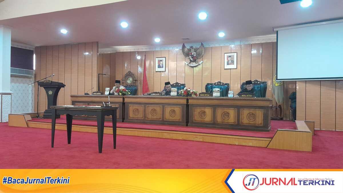 Rapat paripurna DPRD Karimun dengan agenda pidato pengantar Laporan Keterangan Pertanggungjawaban (LKPJ) Bupati Karimun Tahun Anggaran 2023 yang dihadiri Wakil Bupati Anwar Hasyim, Selasa (2/4/2024). (jurnalterkini.id/yogi)