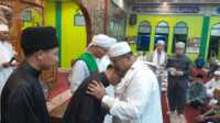 Bupati Karimun Aunur Rafiq memberikan saguhati kepada imam, bilal, muadzin dan pengurus Masjid Baitul Karim dalam safari Ramadhan penutup di masjid itu pada Senin (8/4/2024) malam. (jurnalterkini.id/rusdi)