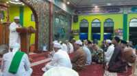 safari Ramadhan Bupati Karimun di masjid baitul karim Bupati Karimun Aunur Rafiq memberikan taushiah dalam dalam safari Ramadhan penutup di masjid itu pada Senin (8/4/2024) malam. (jurnalterkini.id/rusdi)