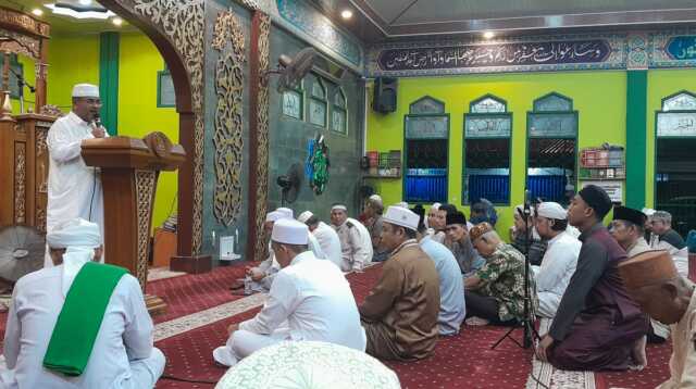 Bupati Karimun Aunur Rafiq memberikan taushiah dalam dalam safari Ramadhan penutup di masjid itu pada Senin (8/4/2024) malam. (jurnalterkini.id/rusdi)