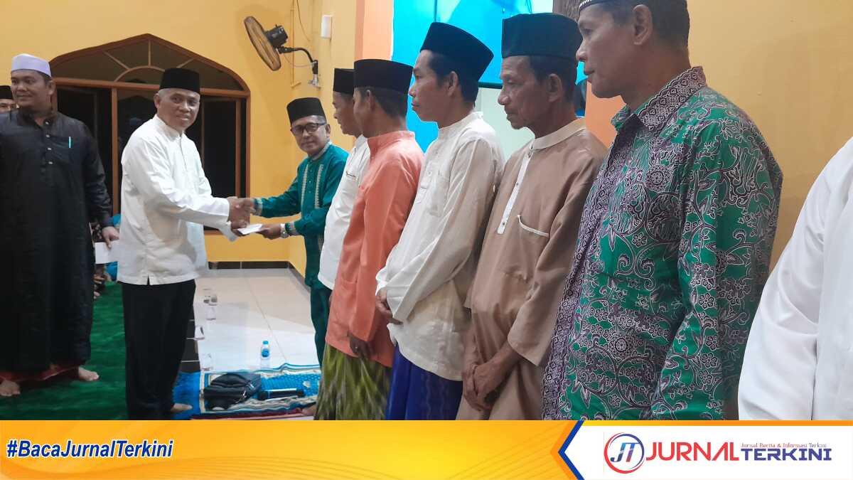 safari Ramadhan di Masjid amiril mukminin Asisten Pemerintahan dan kesra Setdakab Karimun Sularno menyerahkan saguhati kepada pengurus, imam, bilan dan muadzin dalam safari Ramadhan di Masjid Amiril Mukminin, Selasa (2/4/2024) malam. (jurnalterkini.id/yra)