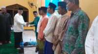 safari Ramadhan di Masjid amiril mukminin Asisten Pemerintahan dan kesra Setdakab Karimun Sularno menyerahkan saguhati kepada pengurus, imam, bilan dan muadzin dalam safari Ramadhan di Masjid Amiril Mukminin, Selasa (2/4/2024) malam. (jurnalterkini.id/yra)