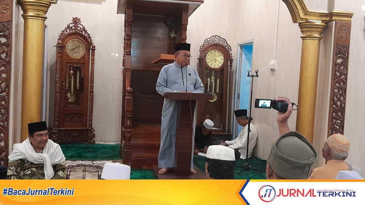 Sekda Karimun Muhammad Firmansyah dalam Safari Ramadhan di Masjid Nurul Jamik, Prayun, Kundur Barat, Kamis (21/3/2024). (jurnalterkini.id/yogi)
