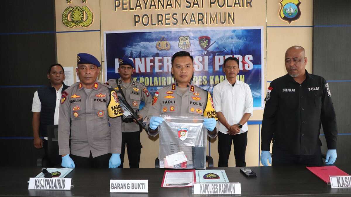 Kapolres Karimun AKBP Fadli Agus didampingi Kasatpolairud AKP Parlin (kiri) dan Kasihumas Ipda Zulfikar (kanan) menggelar konferensi pers terkait pengagalkan penyelundupan PMI ke Malaysia di Markas Satpolair Polres Karimun, Senin (22/4/2024). (foto: Humas Polres Karimun)