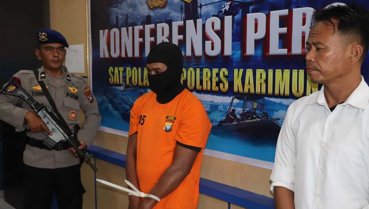 satpolairud polres karimun gagalkan penyelundupan pmi Tersangka I (tengah), tekong kapal yang akan mengangkut 6 PMI secara ilegal ke Malaysia saat konferensi pers di Markas Satpolair Polres Karimun, Senin (22/4/2024). (foto: Humas Polres Karimun)