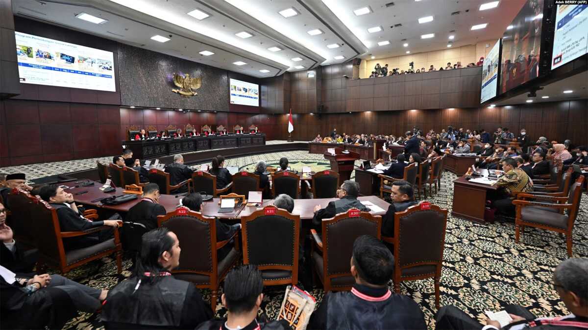 Sidang sengketa hasil pemilu di Mahkamah Konstitusi Jakarta, 5 April 2024. (Foto: Adek BERRY/AFP)