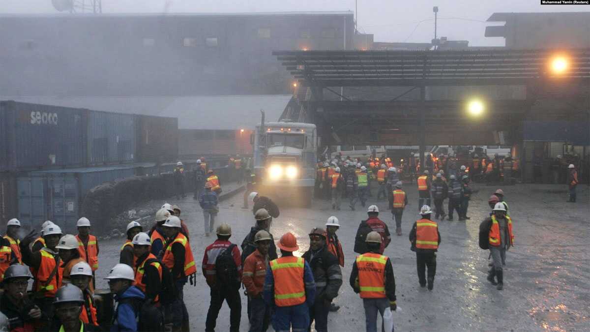 Foto ilustrasi yang menunjukkan pekerja Freeport berkumpul di sekitar gerbang area tambang Grasberg di Tembagapura, Papua, pada 14 Agustus 2013. (Foto: Reuters/Muhammad Yamin)
