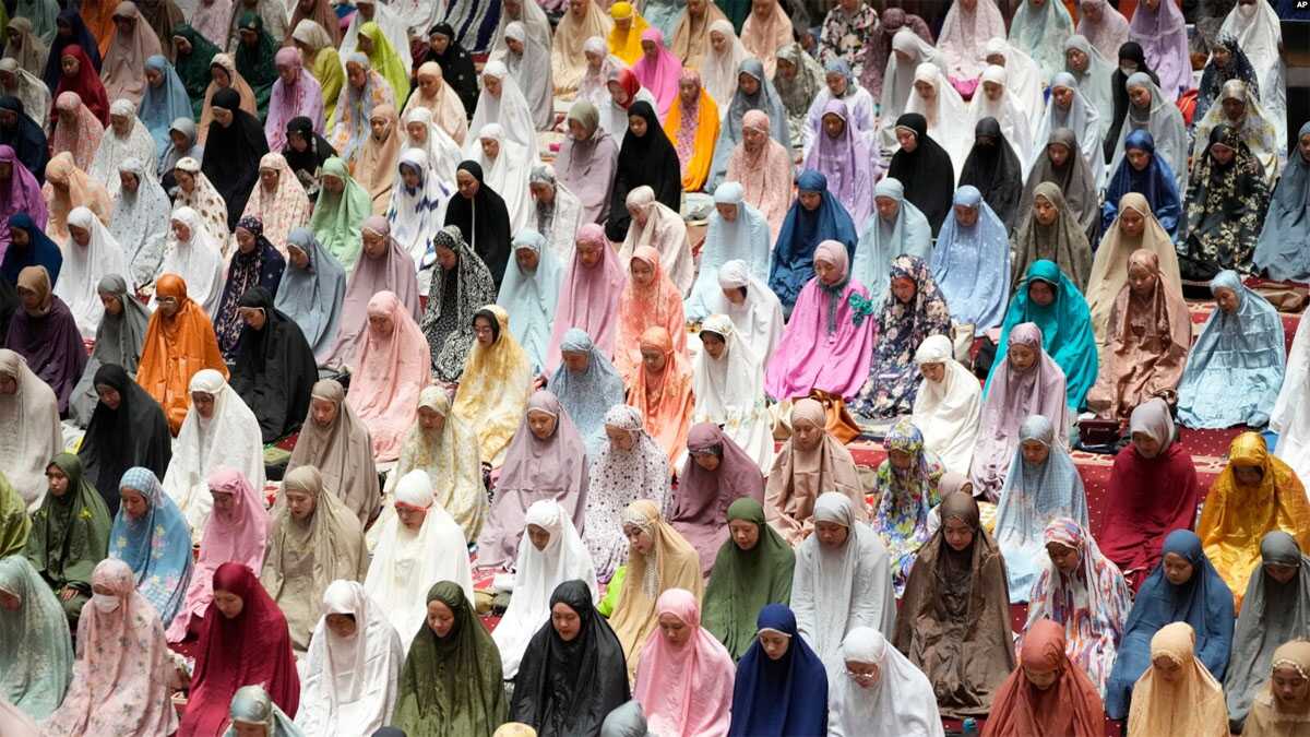 Umat Islam melaksanakan salat tarawih menandai malam pertama bulan suci Ramadhan, di Masjid Istiqlal Jakarta, Rabu, 22 Maret 2023. (Foto: AP)