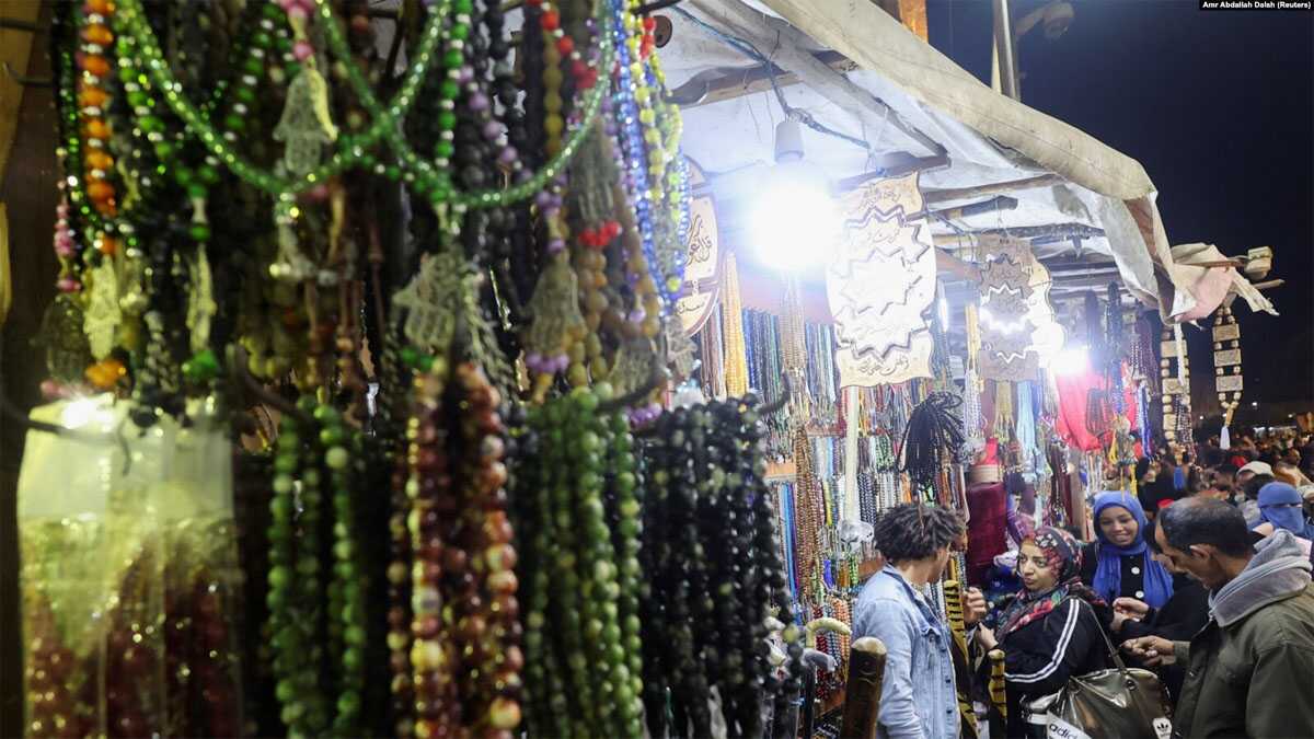 tasbih di pasar mesir Para pembeli memilih tasbih di toko-toko di pasar Khan el-Khailili selama Ramadan di distrik al-Hussein, Kairo, Mesir, 23 Maret 2024. (Foto: Amr Abdallah Dalsh/Reuters)