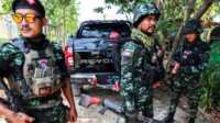tentara myanmar FILE - Tentara Tentara Pembebasan Nasional Karen (KNLA) bersiap untuk berpatroli di Myawaddy, kota perbatasan Thailand-Myanmar di bawah kendali koalisi pasukan pemberontak yang dipimpin oleh Persatuan Nasional Karen, di Myanmar, 15 April 2024. (REUTERS/Athit Perawongmetha)