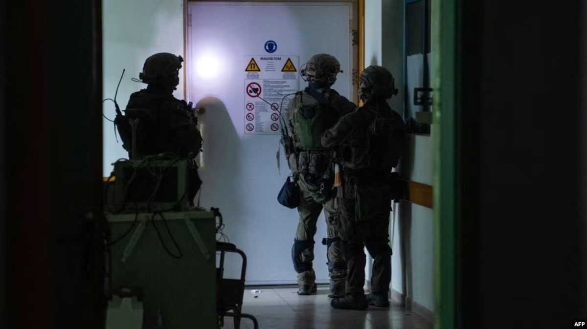 Gambar selebaran yang dirilis oleh IDF pada 15 November 2023, menunjukkan tentara Israel saat melakukan operasi di dalam rumah sakit Al-Shifa di Kota Gaza.