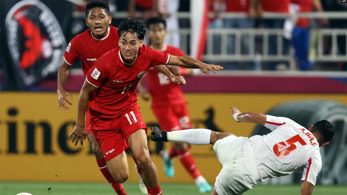 Bek Yordania #05 Arafat Al-Haj terjatuh saat berebut bola dengan penyerang Indonesia #11 Rafael Struick pada pertandingan Grup A Piala Asia AFC U23 antara Yordania dan Indonesia di Stadion Abdullah Bin Khalifa di Doha pada Minggu, 21 April 2024.