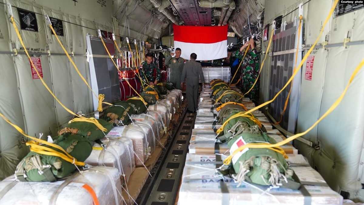 tni au distribusikan bantuan ke gaza Pemerintah Indonesia mengirim bantuan pangan bagi warga Palestina di Gaza dan diterjunkan oleh TNI Angkatan Udara hari Selasa (9/4) (courtesy: Puspen TNI).