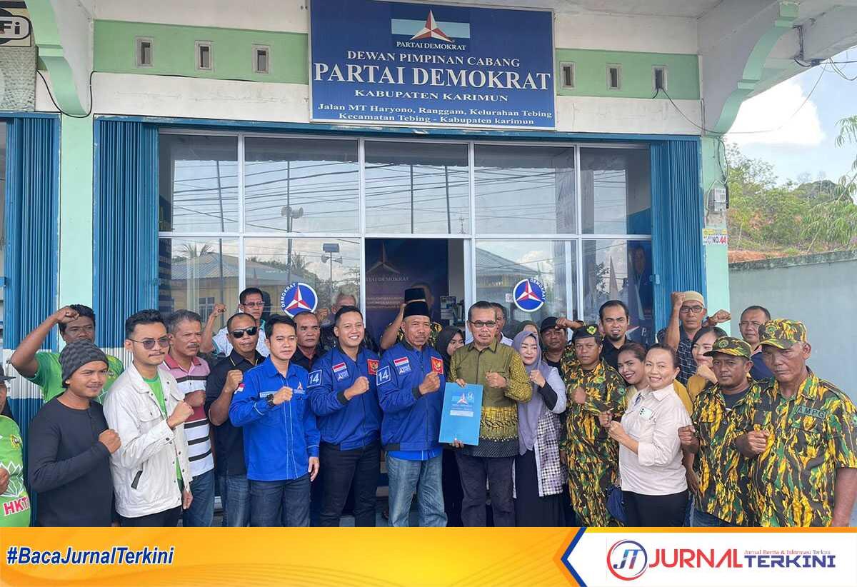 yusuf sirat daftar pilkada ke demokrat Ketua DPRD Karimun M Yusuf Sirat beserta pendukung bepose bersama penguru DPC Partai Demokrat Karimun usai mengembalikan formulir pendaftaran bakal calon kepala daerah di kantor DPC Partai Demokrat Karimun, Jumat (19/4/2024). (jurnalterkini.id/edy kencana)