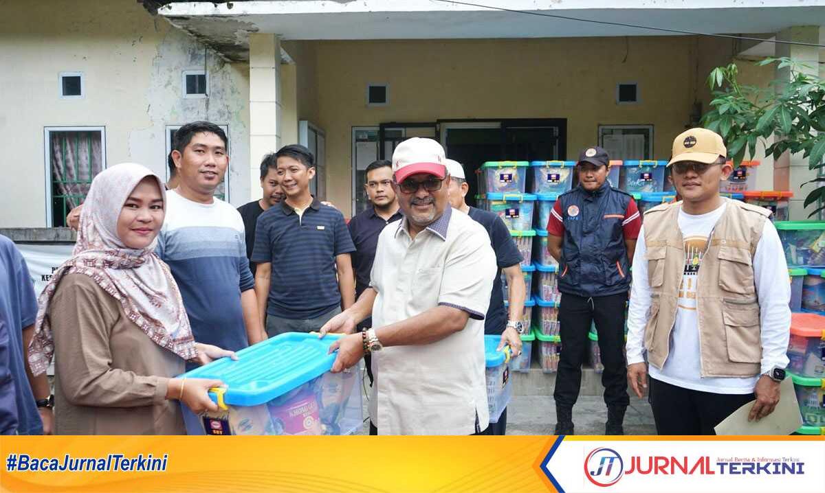 BPBD Kepri salurkan bantuan korban puting beliung di karimun-1 Bupati Karimun Aunur Rafiq di Kantor Lurah Baran Barat, Sabtu (18/5/2024) secara simbolis menyerahkan bantuan paket sembako kepada Lurah Baran Barat Widia Agustina untuk disalurkan kepada korban bencana angin puting beliung. Bantuan sembako tersebut berasal dari BPBD Provinsi Kepri. (jurnalterkini.id/edy kencana)