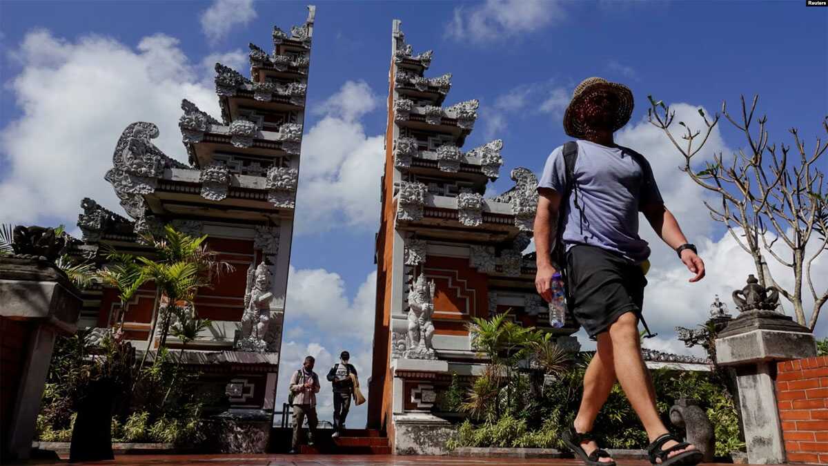 Penumpang tiba di Bandara Internasional I Gusti Ngurah Rai Badung, Bali, 2 September 2022. (Foto: REUTERS/Willy Kurniawan)