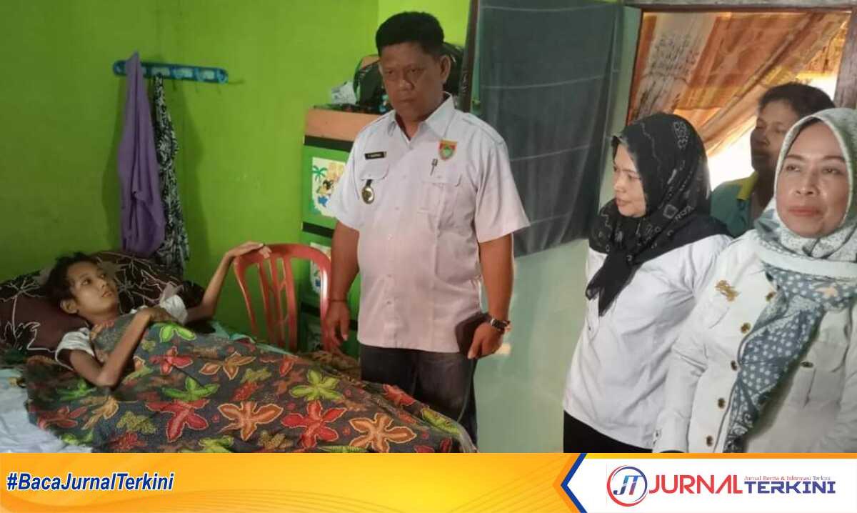 Camat Tugumulyo Kabupaten Musi Rawas Sujatmiko menjenguk salah warganya di Desa A. Widodo bernama Ikhsan Dwi Ariyanto (16) yang menderita sakit TB tulang di rumahnya, Rabu (15/05/2024). (jurnalterkini.id/alambudi kesuma)