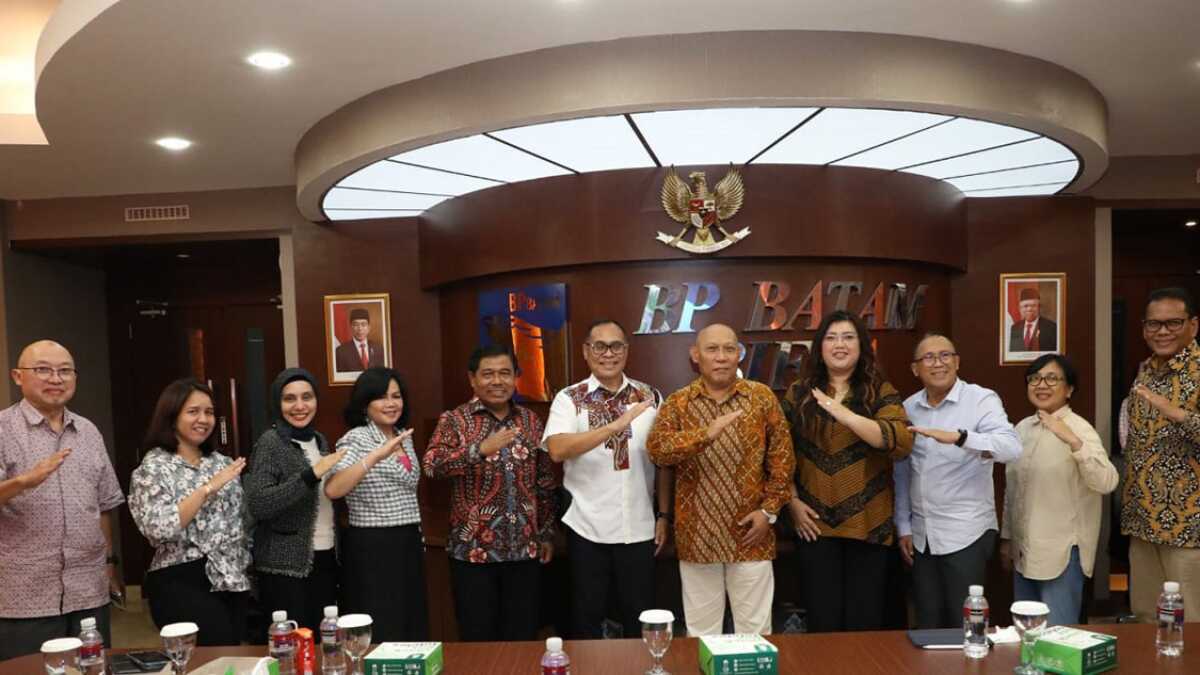 Foto bersama jajaran BP Batam dan rombongan Dewan Komisaris Jakpro yang melakukan studi banding di Marketing Center, BP Batam, Rabu (22/5/2024). (foto: humasbpbatam)