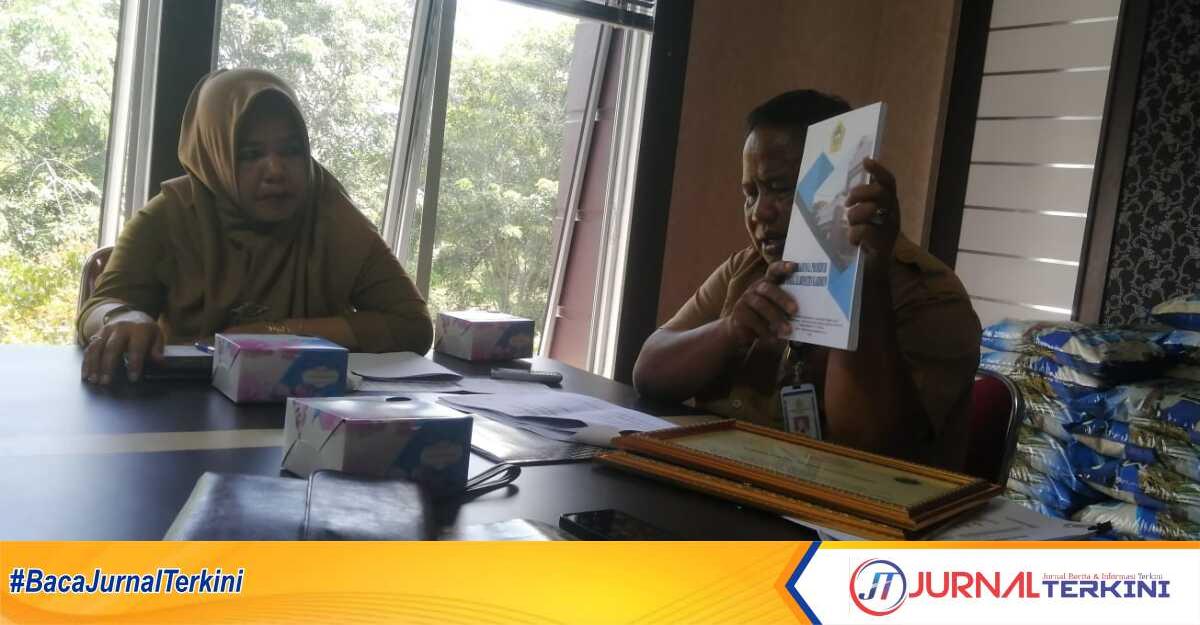 Kepala Dinas Sosial Karimun Muhammad Tang memimpin Forum Konsultasi Publik terkait penyusunan dan perubahan standa pelayanan di kantornya, Selasa (14/5/2024). (jurnalterkini.id/yogi)