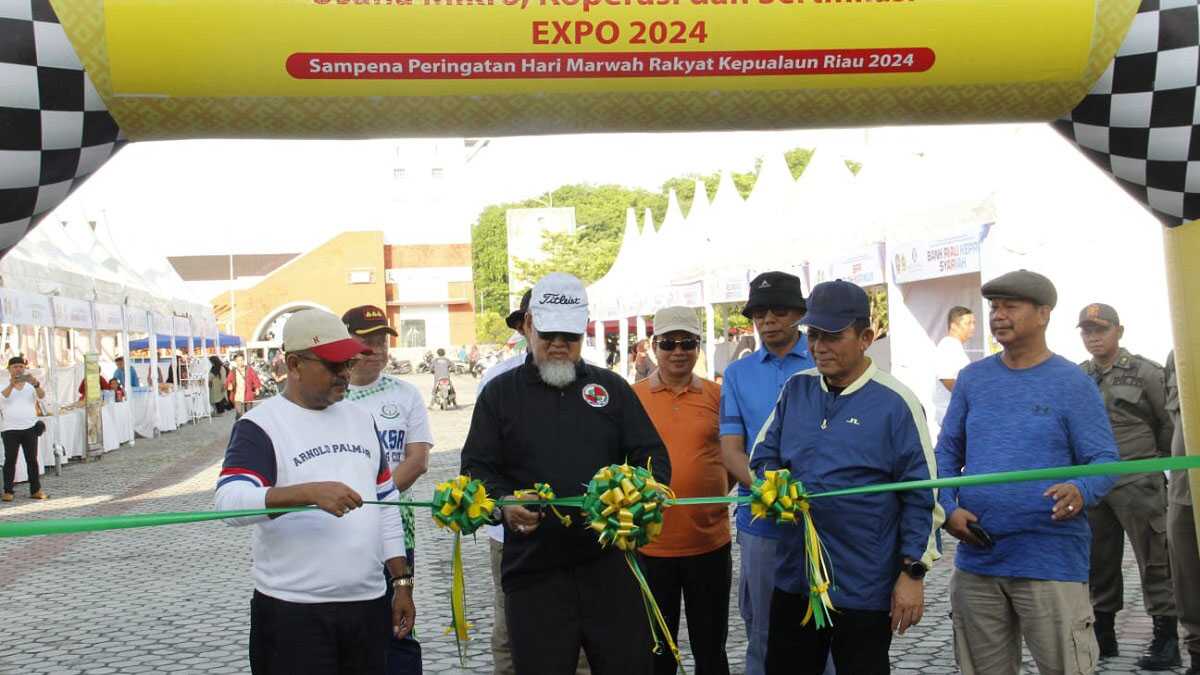 Tokoh pembentukan Provinsi Kepri Huzrin Hood didampingi Gubernur Kepri Ansar Ahmad (2 kanan) dan Bupati Karimun Aunur Rafiq (kiri) meresmikan UMKM Expo dalam rangka memperingati Hari Marwah Kepri di Coastal Area, Tanjung Balai Karimun, Rabu u(15/5/2024) pagi. (jurnalterkini.id/edy kencana)
