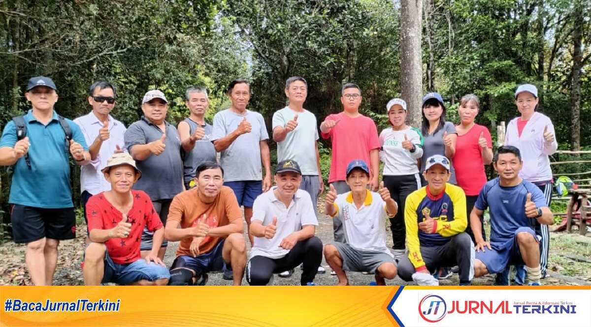 Komunitas lintas alam atau hiking Gunung Jantan Karimun berpose di sela kegiatan hiking di gunung itu, Jumat (17/5/2024). (jurnalterkini.id/yogi)