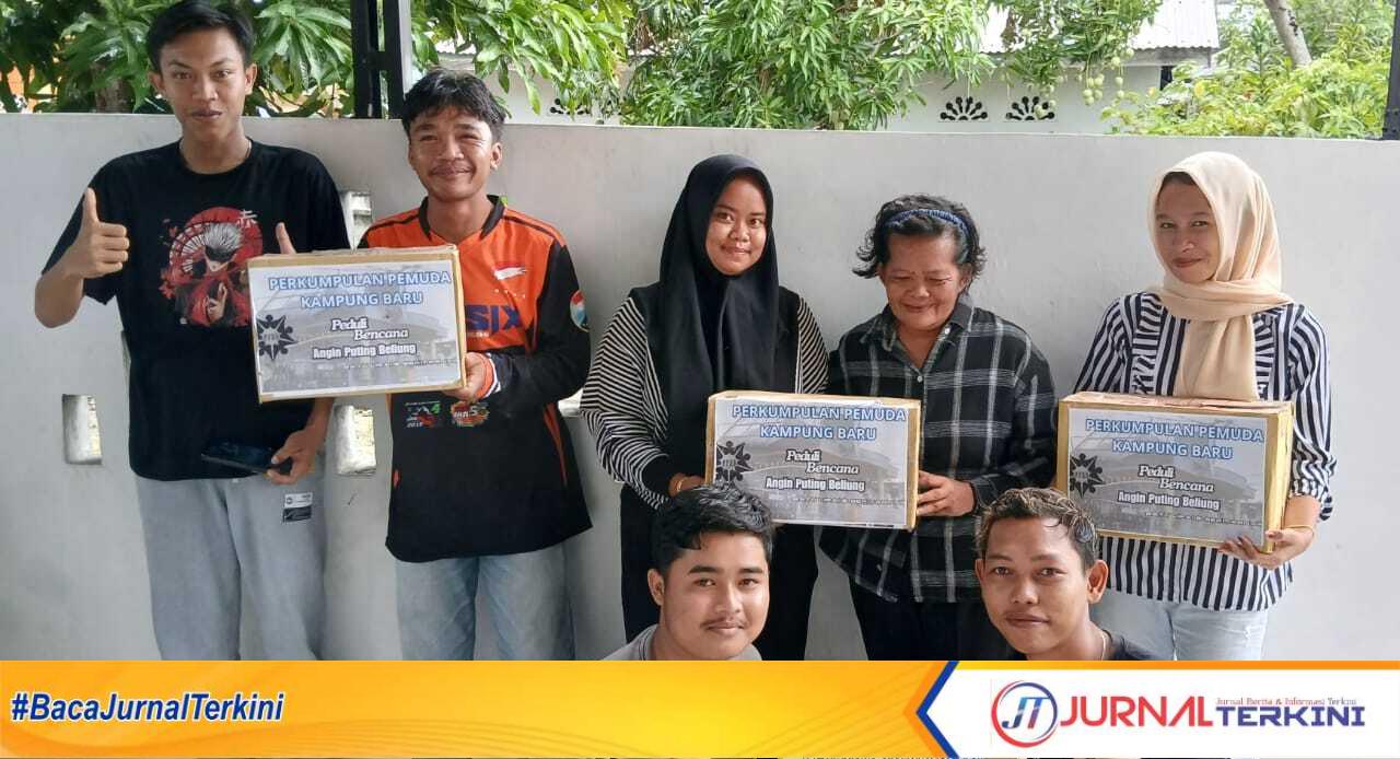 Pengurus dan anggota Perkumpulan Pemuda Kampung Baru (PPKB) Kecamatan Tebing, Kamis (16/5/2024) berpose di sela penggalangan dana untuk korban bencana angin puting beliung di Batu Lipai. (jurnalterkini.id/yogi)
