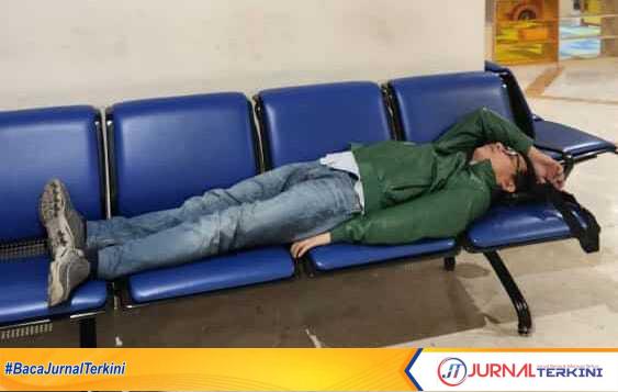 IMG-20240531-WA0171 Achmad Baidowi, Anggota DPR RI Dapil Madura dari Fraksi PPP tertangkap kamera saat tertidur pulas di Bandara Juanda Surabaya. Dok. Istimewa