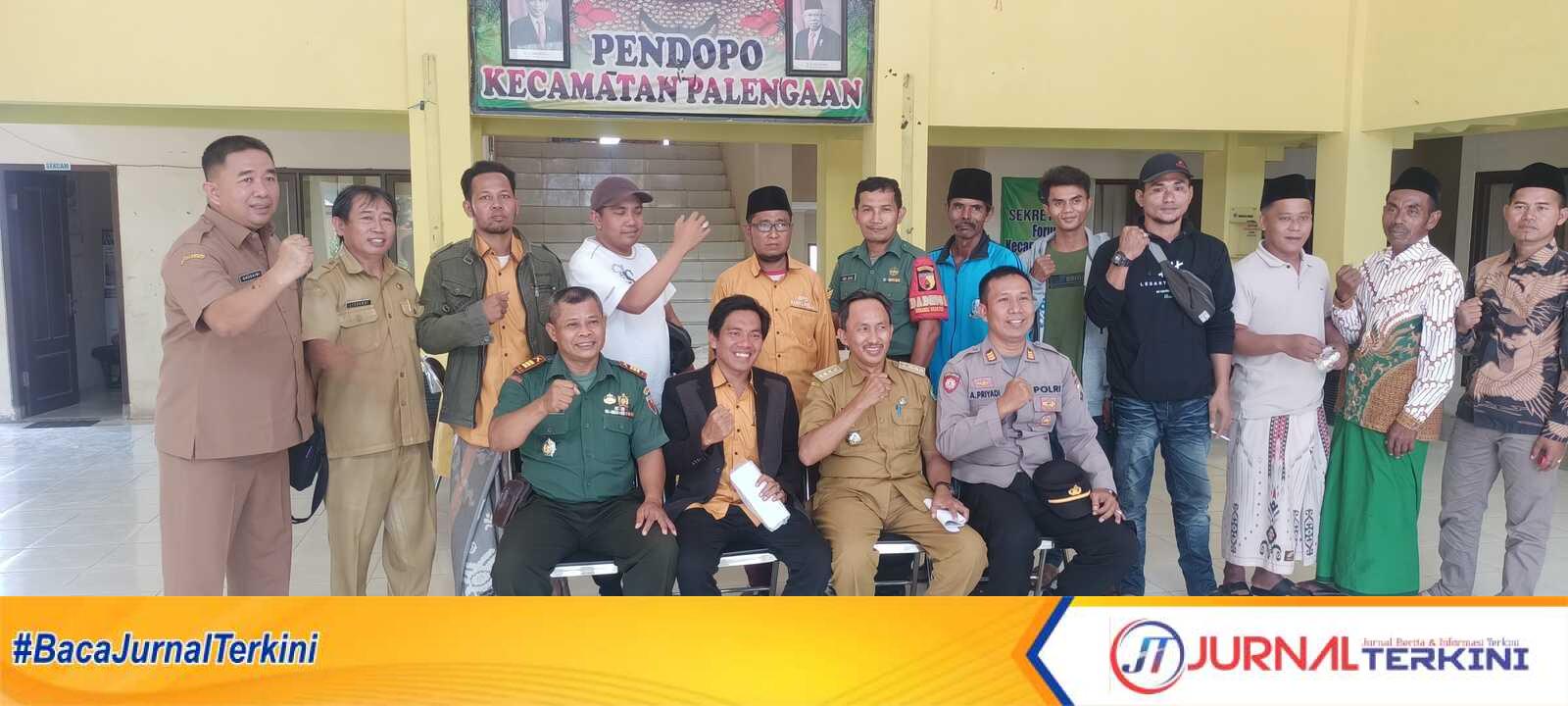 IMG20240506112426 Foto bersama Camat, Kapolsek, Danramil, dan sejumlah warga serta BPD Banyupelle usai audiensi di Aula Kecamatan Palengaan Pamekasan. Senin, 6/5/24 (jurnalterkini.id/fiki)