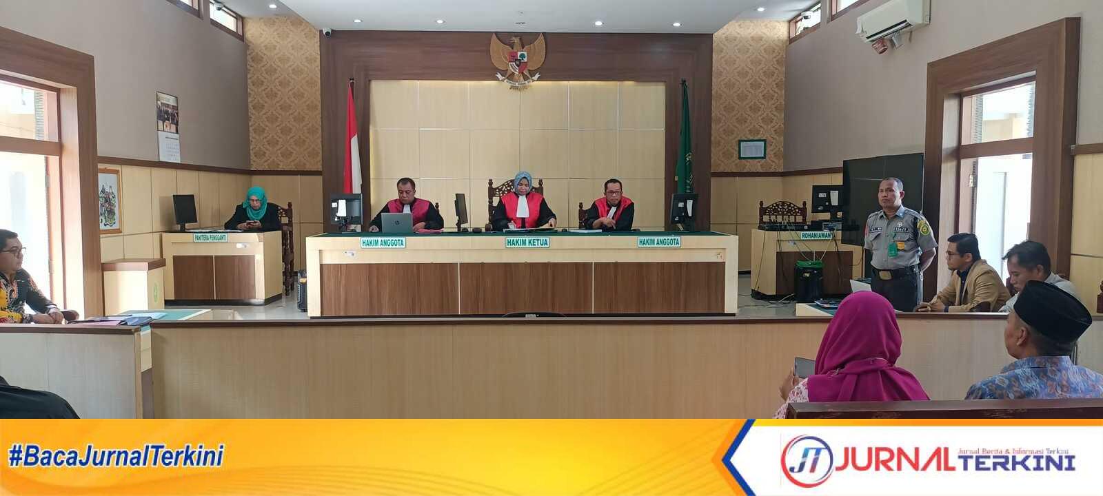 Mantan Lurah Gladak Anyar, Syarif Usman yang saat ini telah ditetapkan sebagai tersangka oleh Polres Pamekasan dalam kasus Sengketa Tanah, kini dihadirkan sebagai saksi dalam sidang perdata di Pengadilan Negeri Pamekasan. Selasa, 7/5/24. (jurnalterkini.id/fiki)