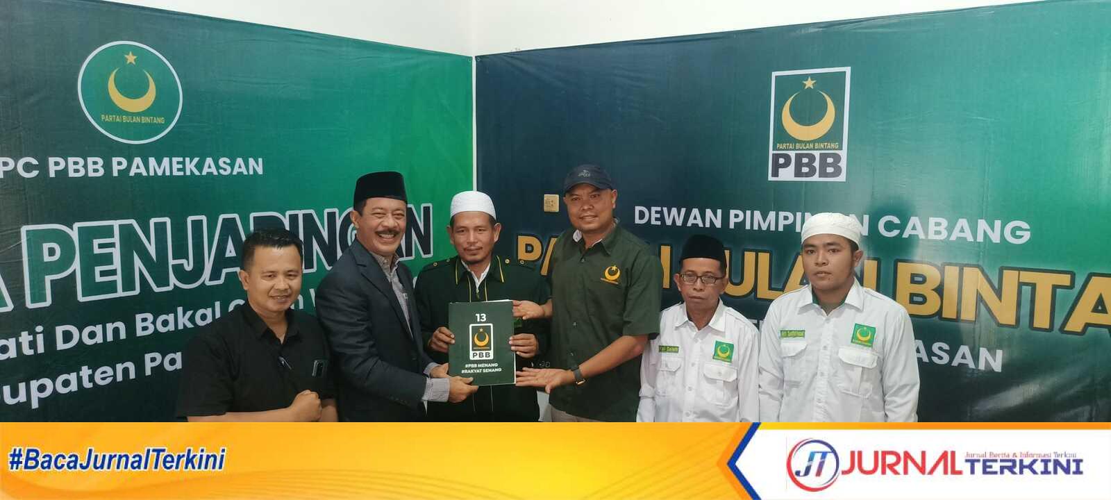 Fattah Jasin saat menyerahkan formulir di Kantor DPC PBB Pamekasan. Kamis, 16/5/24 (jurnalterkini/fiki)