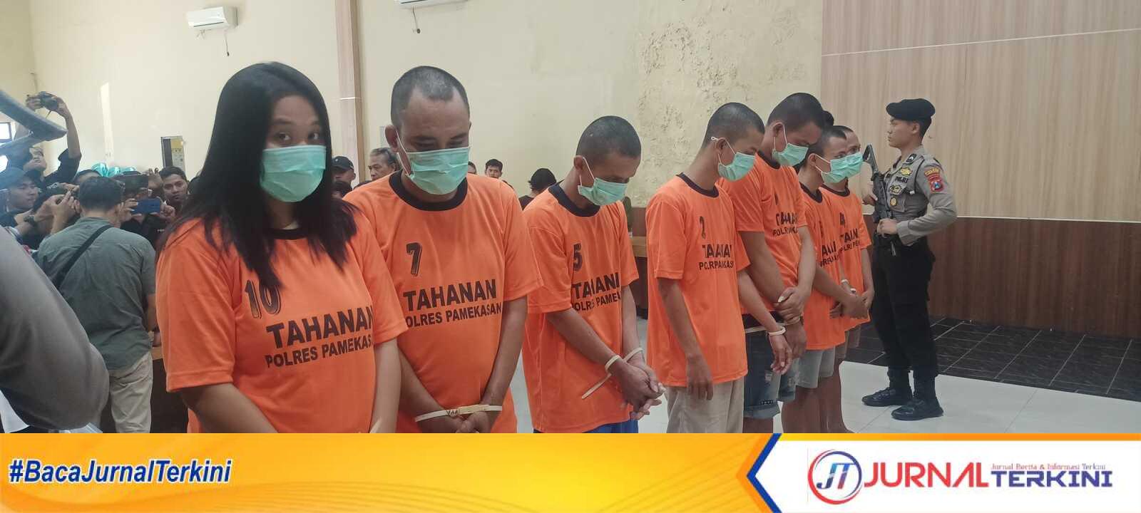 IMG20240527133658 Pasutri dan beberapa tersangka lainnya saat jalani konfrensi pers di Gedung Bhayangkara Polres Pamekasan. jurnalterkini.id/fiki