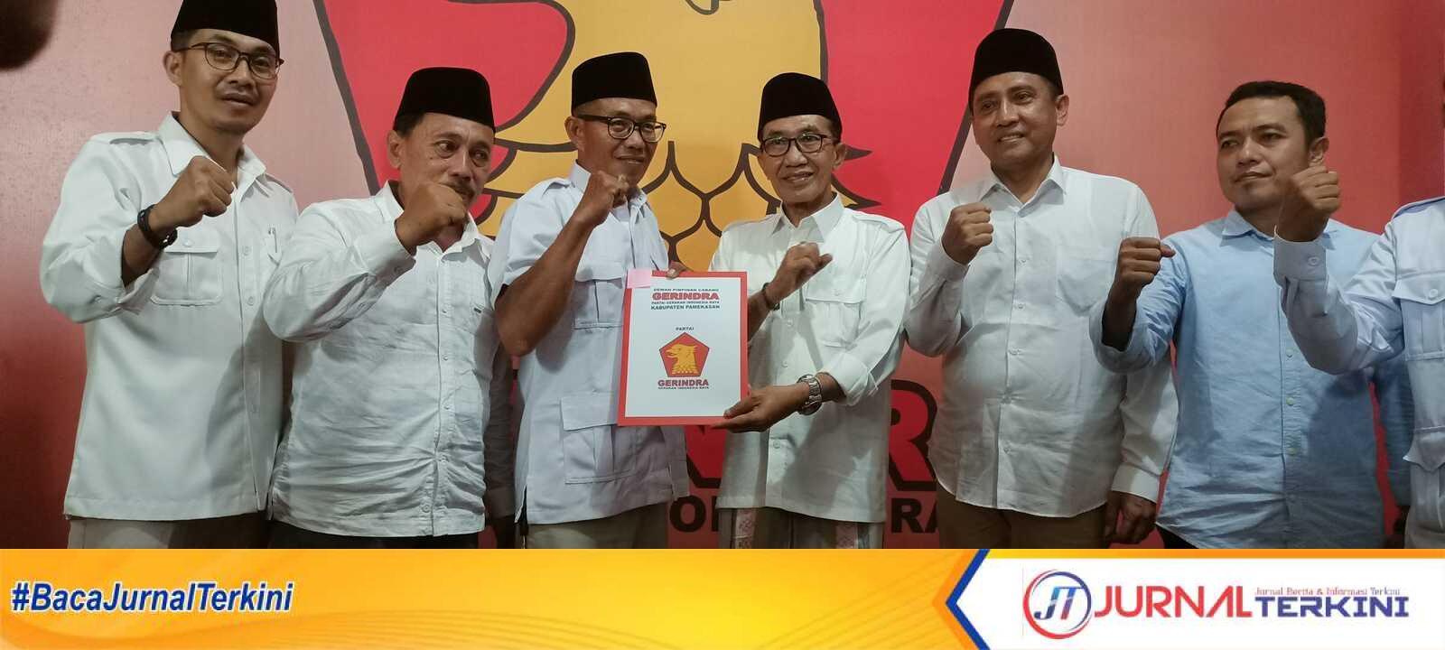 KH. Kholilurrahman, didamping Ketua DPC Partai Gerindra dan Desk Ketua Pendaftaran Penjaringan Calon Bupati dan Calon Wakil Bupati Pamekasan 2024. (jurnalterkini.id/fiki)