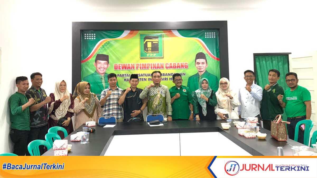 Ikbal Sayuti (tengah) bersama jajaran pengurus DPC Partai Persatuan Pembangunan (PPP) Indragiri Hilir. (jurnalterkini.id/abdullah)