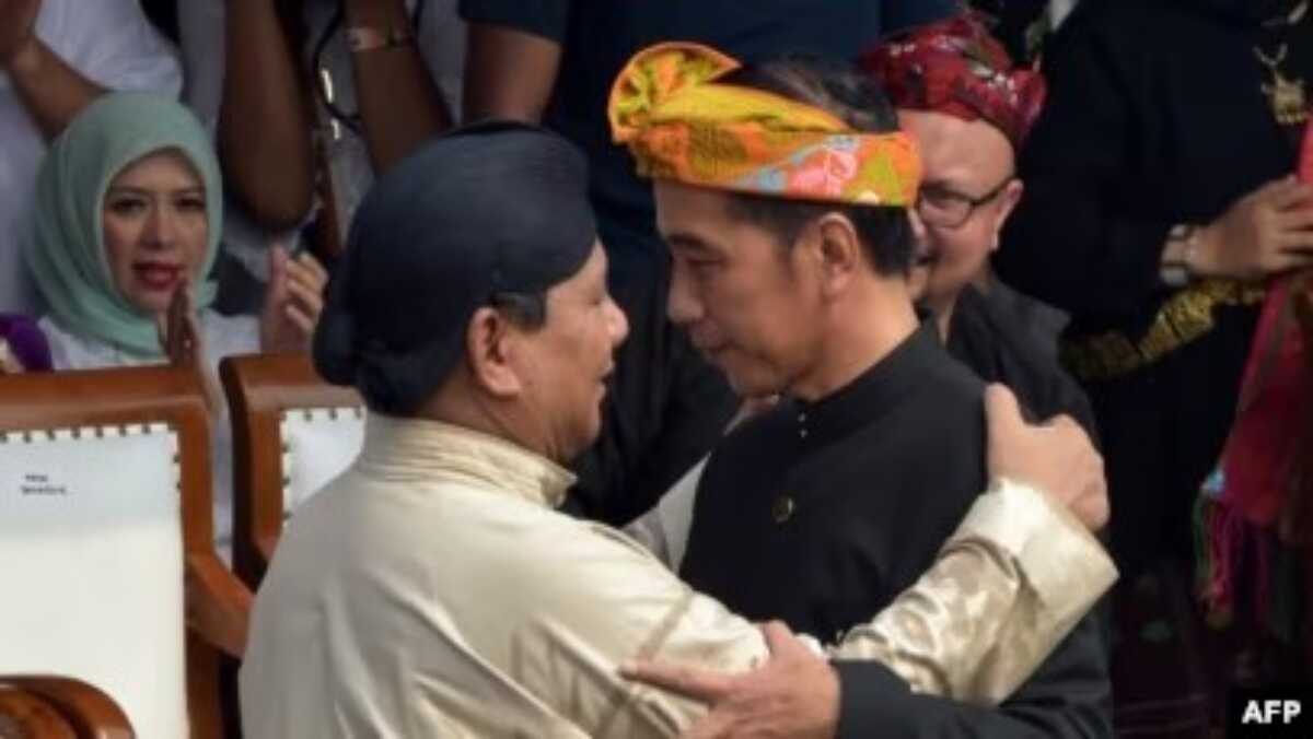Jokowi-Prabowo Presiden Joko Widodo (kanan) memeluk Prabowo Subianto saat deklarasi perdamaian kampanye pemilu di Monumen Nasional, Jakarta pada 23 September 2018. (Foto: AFP)