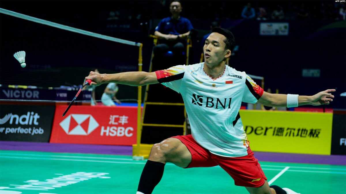 Jonatan christie di piala thomas Jonatan Christie mengembalikan shuttlecock ke arah pebulu tangkis Thailand, Saran Jamsri, dalam laga tunggal putra babak penyisihan grup turnamen Thomas dan Uber Cup di Chengdu, China, Senin, 29 April 2024. (Foto: AFP)