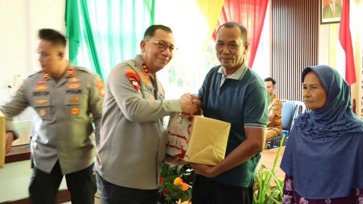Kapolda Kepri Inspektur Jenderal (Irjen) Polisi Yan Fitri Halimansyah memberikan tali asih kepada warga di selakunjungan kerja di Mapolres Bintan, Selasa (14/5/2024). (foto: Humas Polres Bintan)