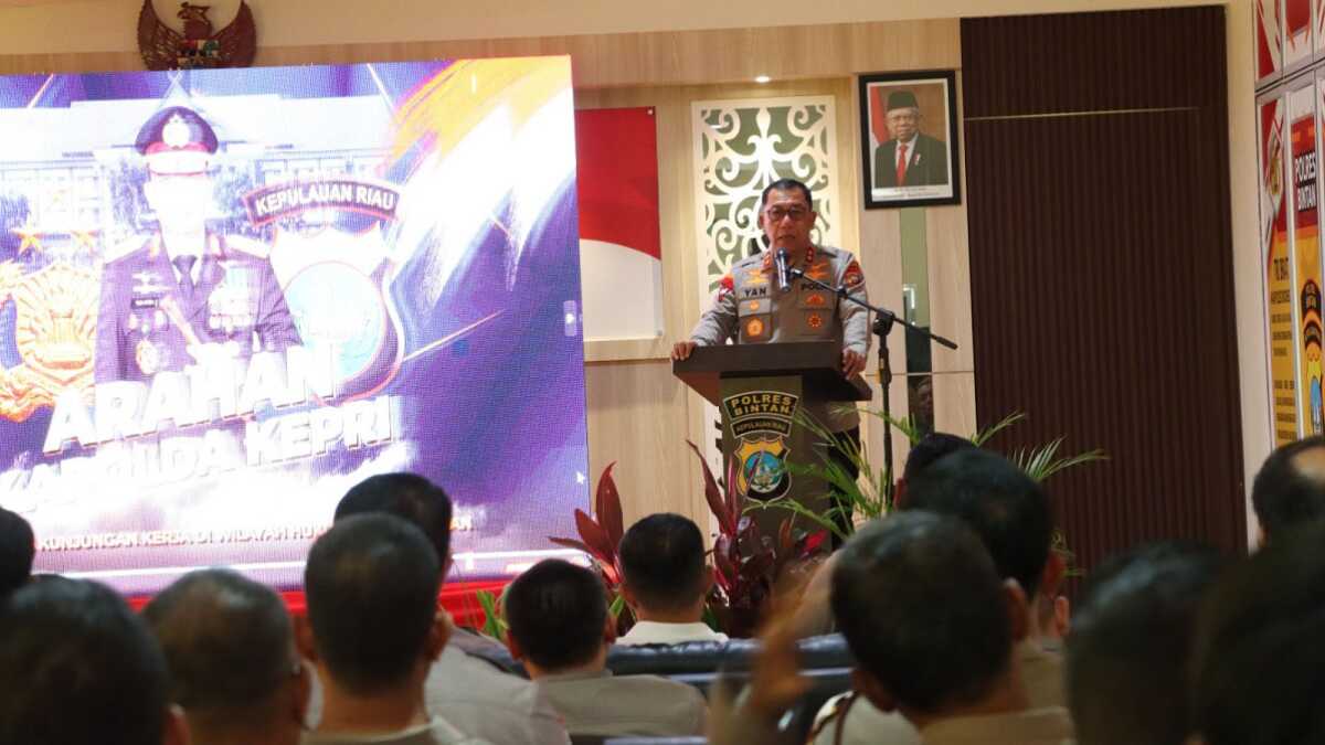 Kapolda Kepri Inspektur Jenderal (Irjen) Polisi Yan Fitri Halimansyah memberikan pengarahan kepada para personel Polri dalam kunjungan kerja di Mapolres Bintan, Selasa (14/5/2024). (foto: Humas Polres Bintan)