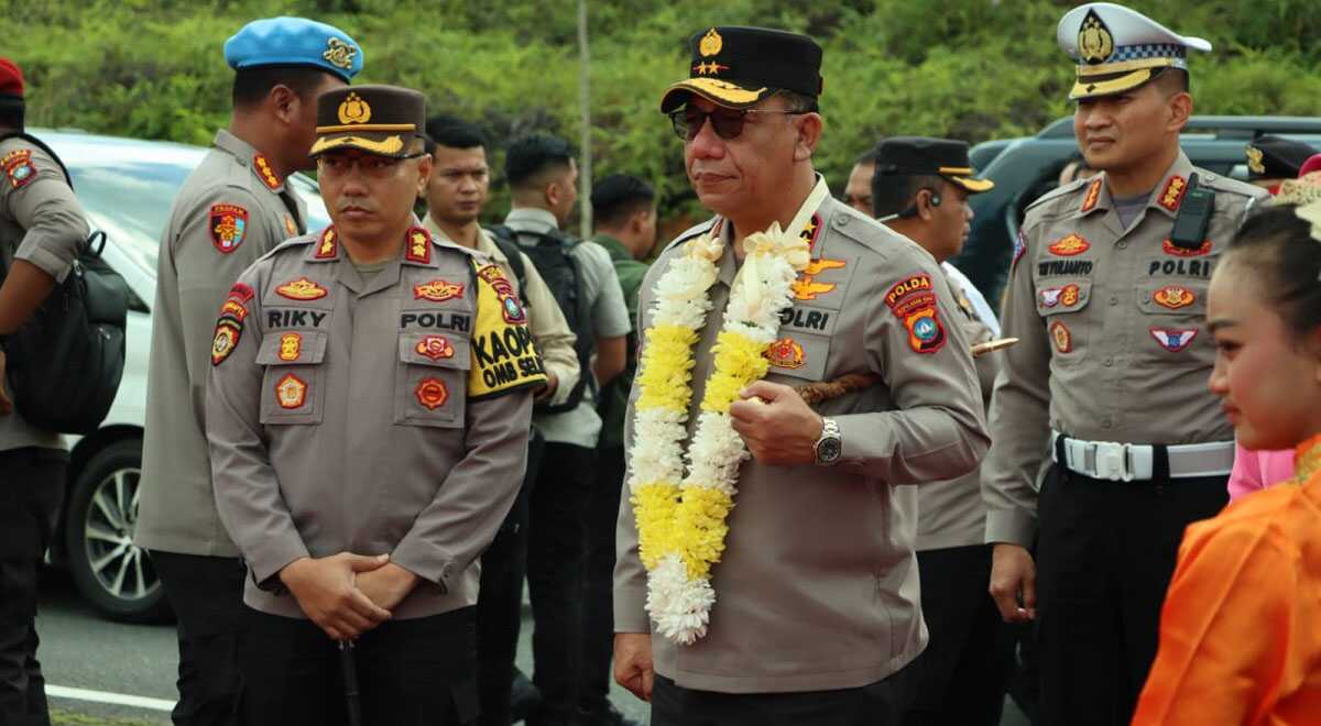 Kapolda Kepri kunker ke polres bintan-2 Kapolda Kepri Inspektur Jenderal (Irjen) Polisi Yan Fitri Halimansyah didampingi Kapolres Bintan Ajun Komisaris Besar Polisi (AKBP) Riky Iswoyo saat kunjungan kerja ke Mapolres Bintan, Selasa (14/5/2024). (foto: Humas Polres Bintan)