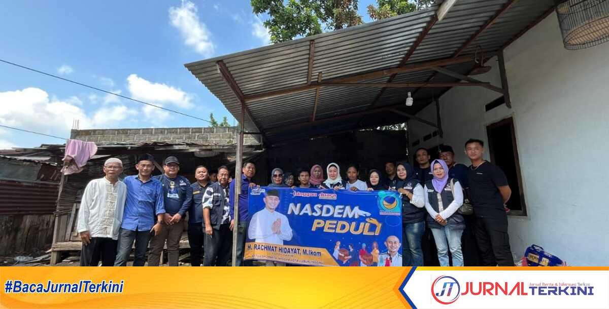 Rahmat Hidayat kunjungi korban kebakaran di lubuklinggau Pengurus DPD NasDem Kota Lubuklinggau berpose usai penyerahan bantuan kepada korban kebakaran di Jalan KBS, RT.06, Kelurahan Marga Mulya, Kecamatan Lubuk Linggau Selatan II, Kota Lubuk Linggau, Sumatera Selatan, Senin (27/5/2024). (jurnalterkini.id/alam budi kesuma)