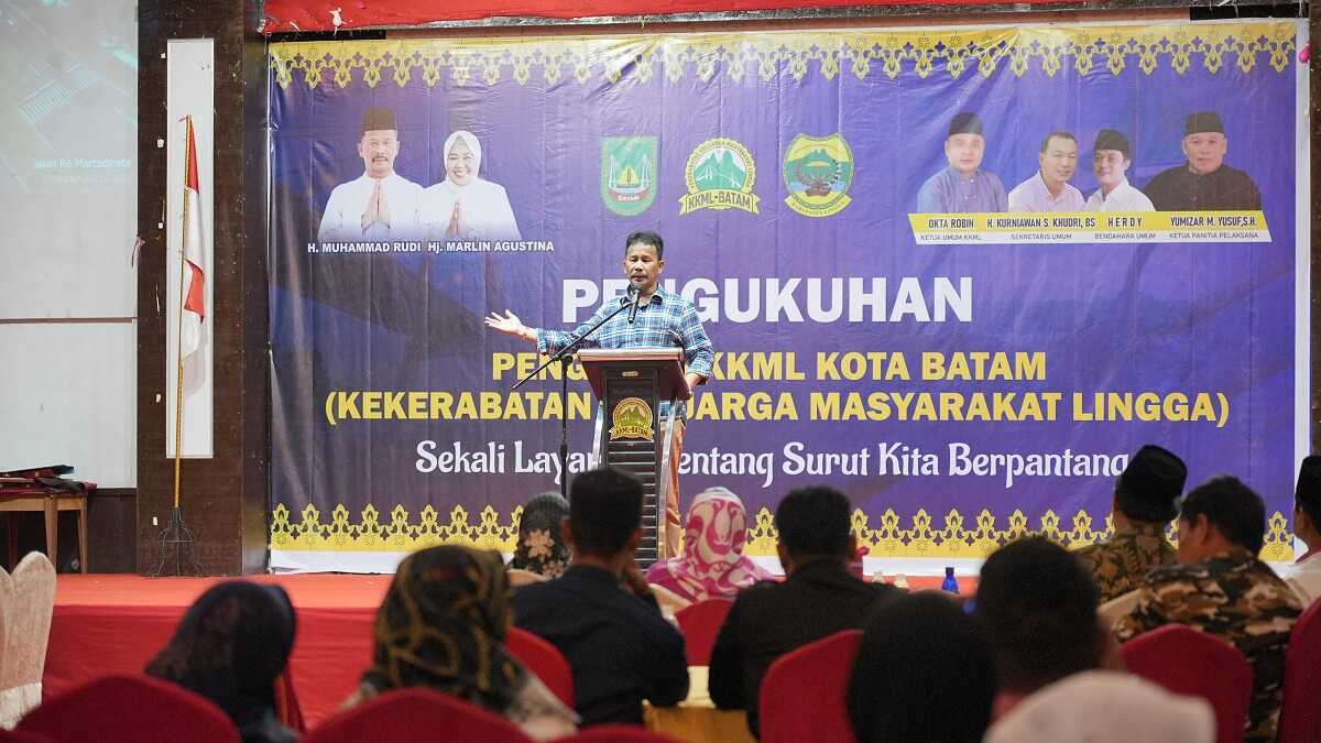 Wali Kota Batam sekaligus Kepala BP Batam Muhammad Rudi memberikan sambutan usai melantik pengurus Kekerabatan Keluarga Masyarakat Lingga (KKML) Kota Batam masa bakti 2024-2029 di Golden Prawn, Minggu (19/5/2024). (foto: humas bp batam)