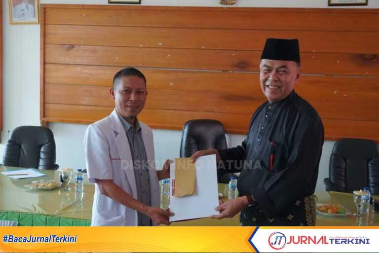 Bupati Natuna, Wan Siswandi saat memberikan secara simbolis 6 unit mobil dinas untuk dokter spesialis. (foto : Diskominfo Natuna)