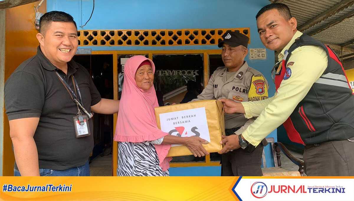 bakti sosial g4s saipem Chief Security G4S PT Saipem Elkan Tampubolon didampingi Bhabinkamtibmas Pangke Barat menyerahkan bantuan paket sembako kepada salah seorang warga, Selasa (14/5/2024). (jurnalterkini.id/jansen)