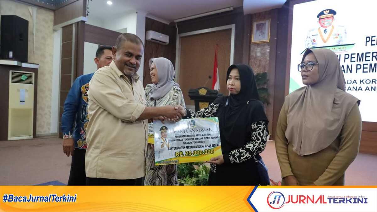 Bupati Karimun bersama Gubernur Kepri Ansar Ahmad secara simbolis menyerahkan bantuan kepada korban angin puting beliung di Gedung Nilam Sari, Kantor Bupati Karimun, Kamis (30/5/2024). (jurnalterkini.id/edy)